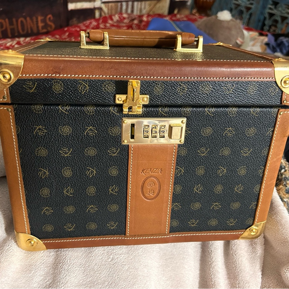 Think Grace Kelly in Rear Window with this beautiful leather train case.